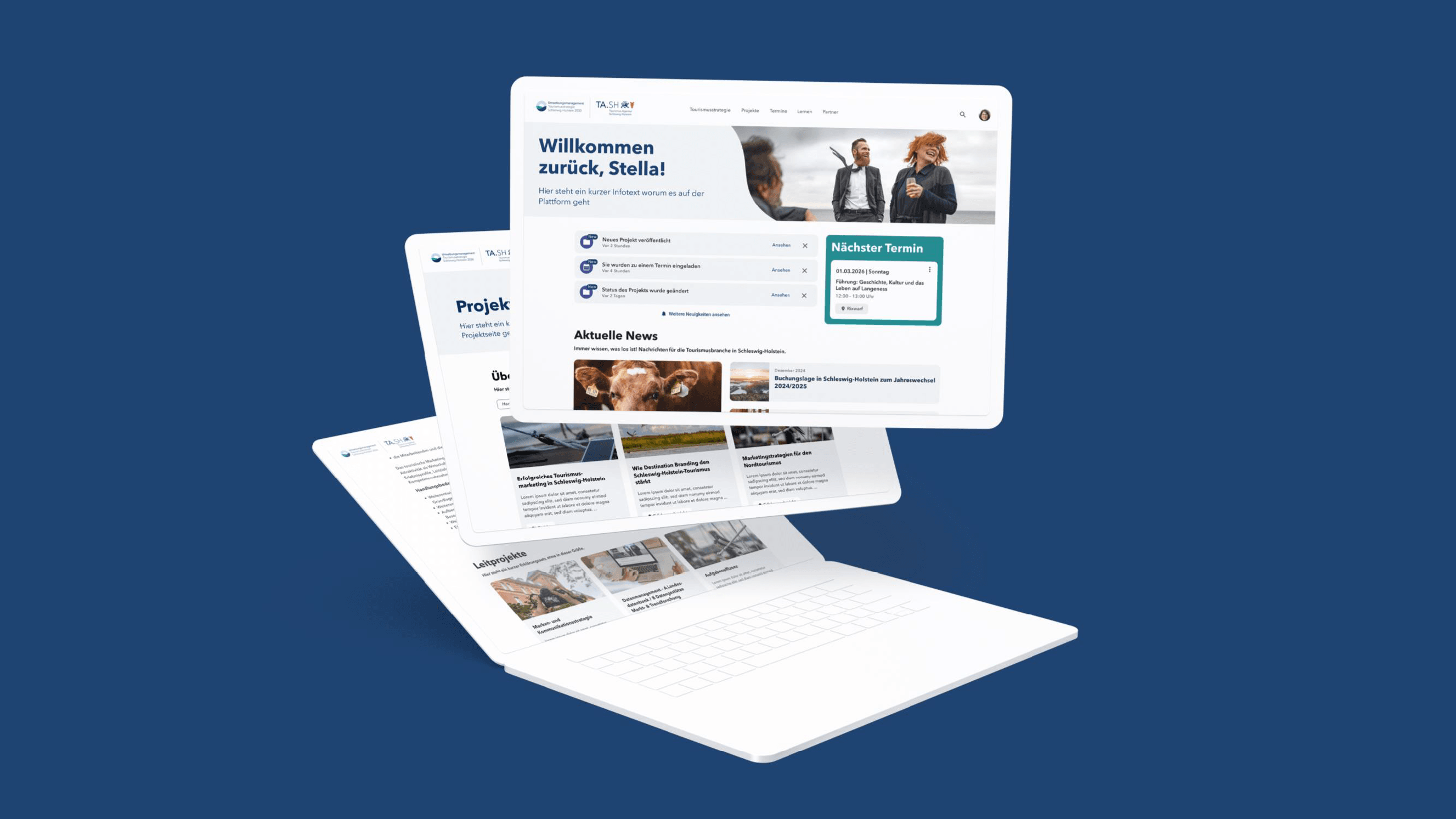 Schwebender Laptop auf dunkelblauem Hintergrund mit drei übereinanderliegenden Bildschirmansichten einer Website; vorn ein Dashboard mit der Überschrift „Willkommen zurück, Stella!“ und Kacheln für News und „Nächster Termin“.
