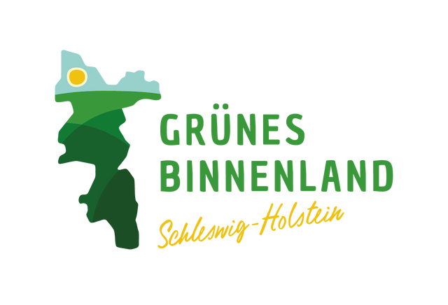 Logo „Grünes Binnenland Schleswig-Holstein“: links eine stilisierte, grüne Flächenform mit hellblauem oberen Bereich und gelber Sonne; rechts der Text „GRÜNES BINNENLAND“ in Grün und darunter „Schleswig-Holstein“ in gelber Schreibschrift auf blaugrauem Hintergrund.