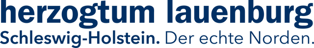 Logo (dunkelblaue Wortmarke) mit dem Text: „herzogtum lauenburg“ und darunter „Schleswig-Holstein. Der echte Norden."