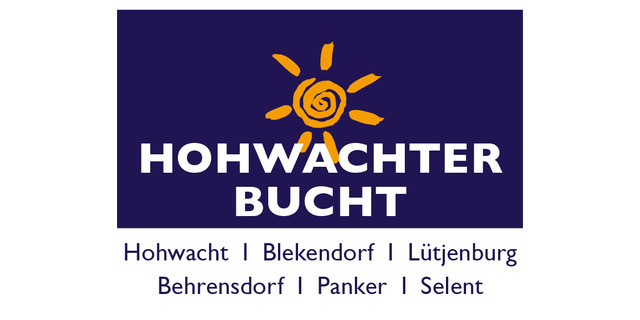 Logo „Hohwachter Bucht“: gelbe, spiralförmige Sonne auf dunkelblauem Hintergrund; darunter in Weiß „HOHWACHTER BUCHT“. Unten steht: „Hohwacht | Blekendorf | Lütjenburg | Behrensdorf | Panker | Selent“.