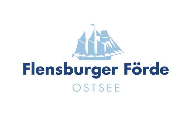 Logo mit hellblauem Segelschiff über dem Schriftzug „Flensburger Förde“ und darunter „OSTSEE“ auf schwarzem Hintergrund.