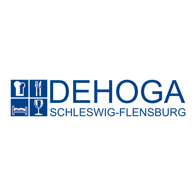 Logo mit vier blauen Quadraten und weißen Symbolen (Kochmütze, Besteck, Bett, Weinglas) sowie dem Schriftzug „DEHOGA“ und darunter „SCHLESWIG-FLENSBURG“.