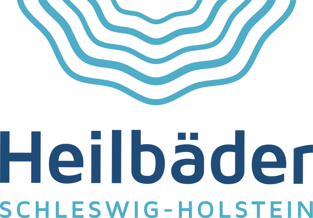 Logo mit hellblauen, geschwungenen Linien oben und dem Schriftzug „Heilbäder“ sowie darunter „SCHLESWIG-HOLSTEIN“ in Blau auf graublauem Hintergrund.