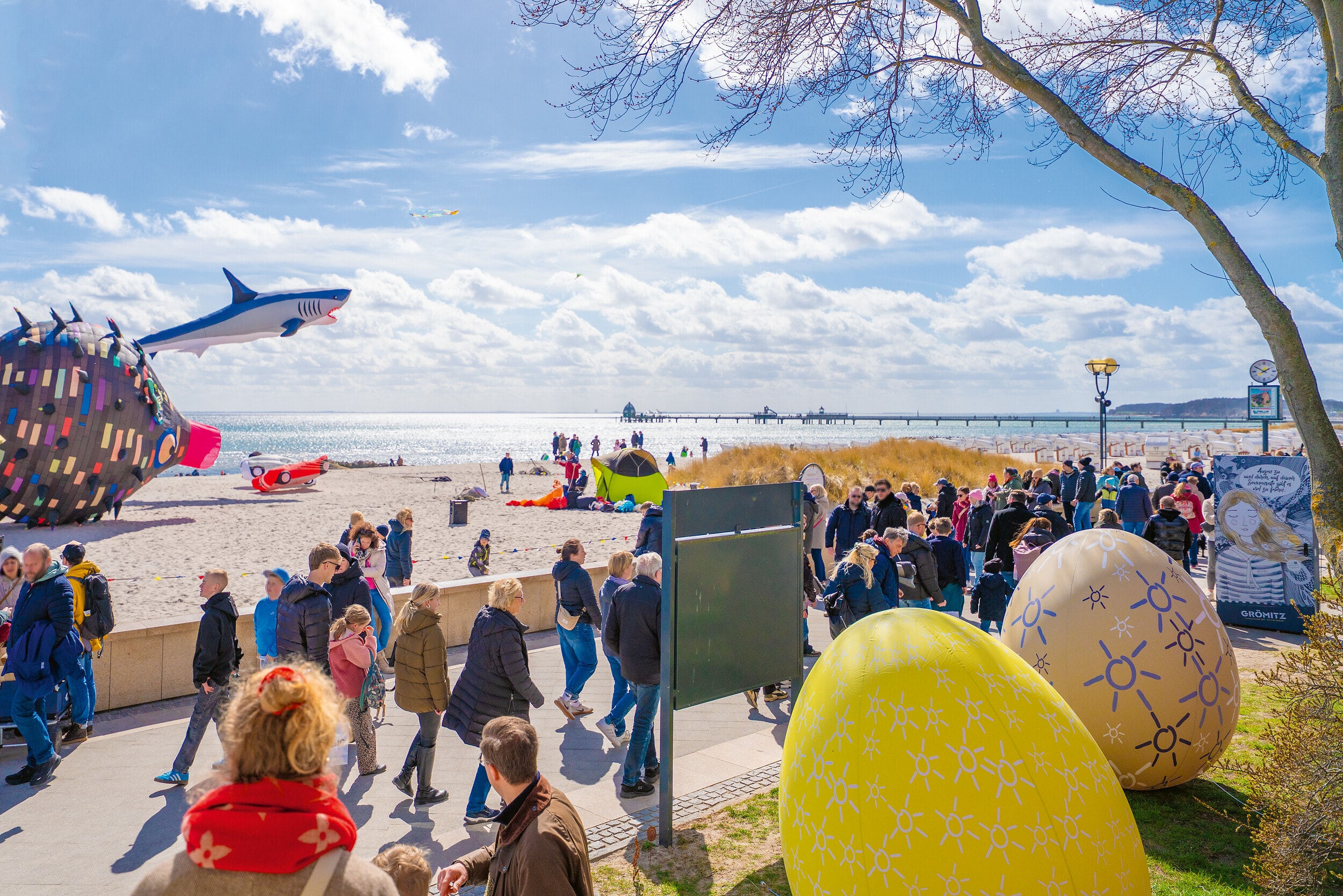 Menschen auf Strandpromenade beim Drachenfest in Grömitz