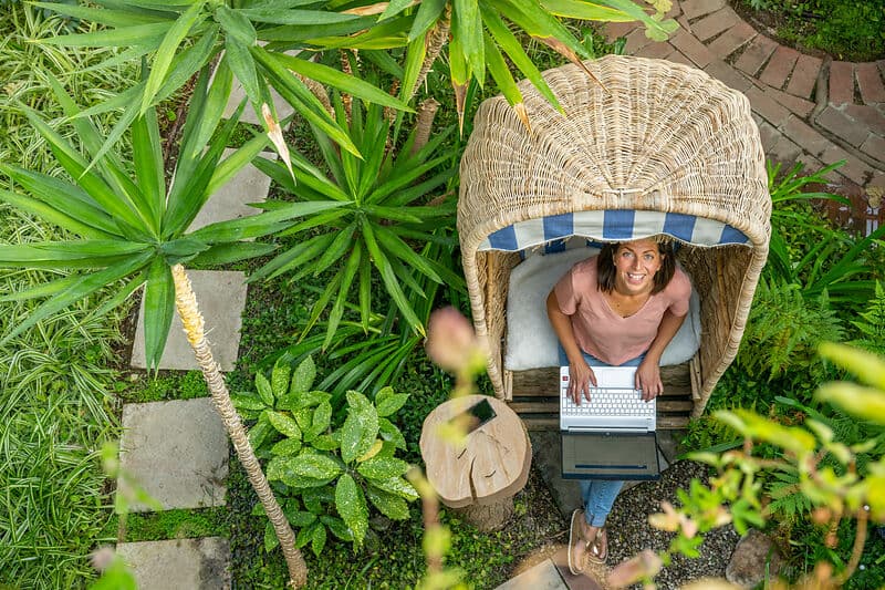 Frau arbeitet in einem Strandkorb im Co-Working-Space.