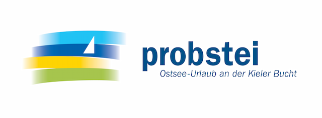 Logo „probstei“ mit dem Schriftzug „Ostsee-Urlaub an der Kieler Bucht“ und einem stilisierten weißen Segel auf geschwungenen Farbbändern in Hellblau, Dunkelblau, Gelb und Grün.