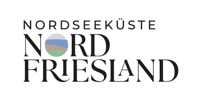 Logo mit dem Schriftzug „NORDSEEKÜSTE NORD FRIESLAND“; das „O“ in „NORD“ ist ein Kreis mit stilisierten Farbflächen in Grau, Blau, Beige und Grün.