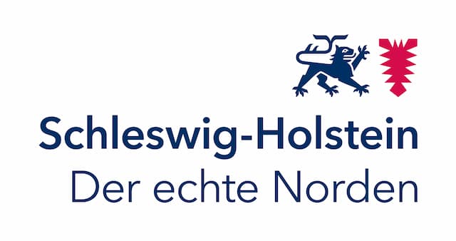 Logo von Schleswig-Holstein mit blauem Wappentier neben einem roten, gezackten Blatt; darunter die Worte „Schleswig-Holstein“ und „Der echte Norden“.